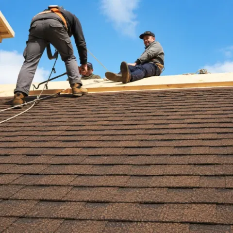 Artisan couvreur Sainte-Terre réalisant la pose d'une toiture en tuiles