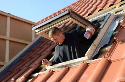 Pose de fenêtre de toit et velux par un couvreur à Sainte-Terre